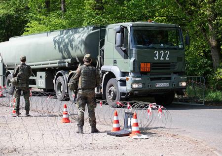 Двое солдат пострадали из-за перевернувшегося на мосту грузовика НАТО