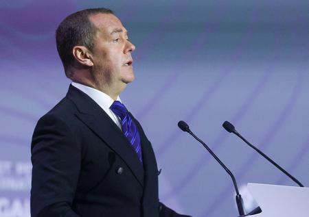 Медведев вспомнил о «Радиостанции Судного дня» из-за «лютого хрюкостяга»