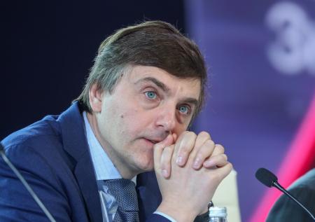 Кравцов назвал фейком снимок его поздравления Артеку с ошибкой
