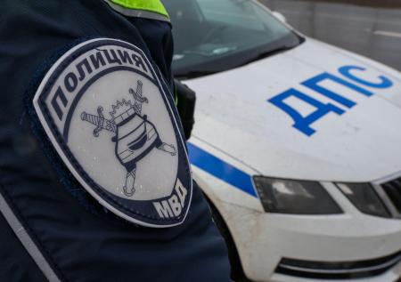 Водитель Toyota Camry на огромной скорости влетел в фонтан в Подмосковье