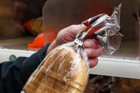 Россияне массово скупают бирки от хлеба